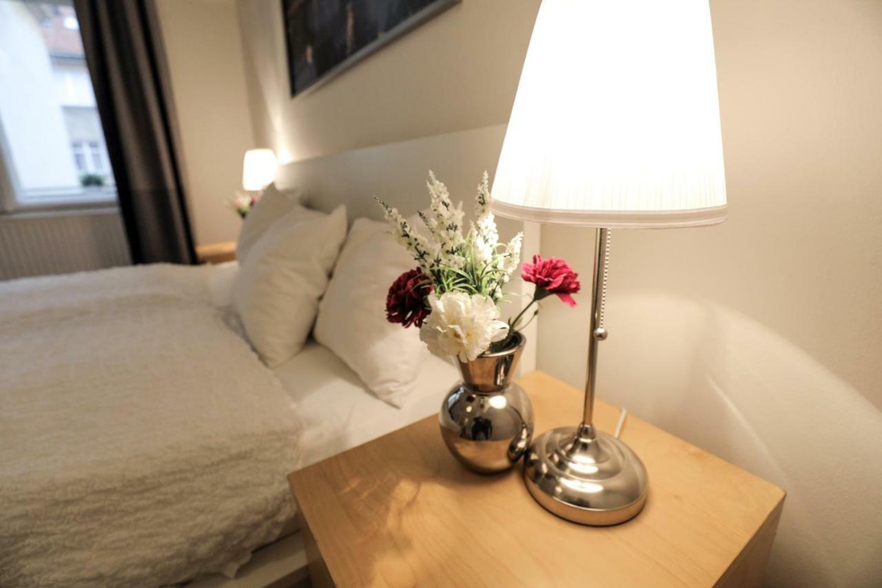 Apartments In Mala Strana - 10 Minutes From Charles Bridge Prague Exterior photo