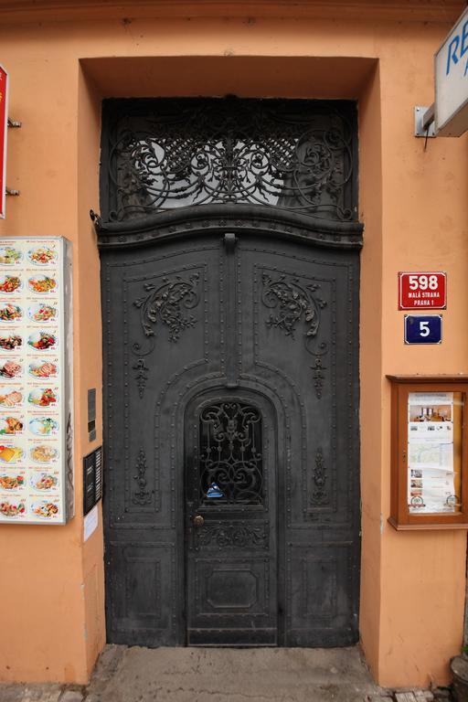 Apartments In Mala Strana - 10 Minutes From Charles Bridge Prague Exterior photo
